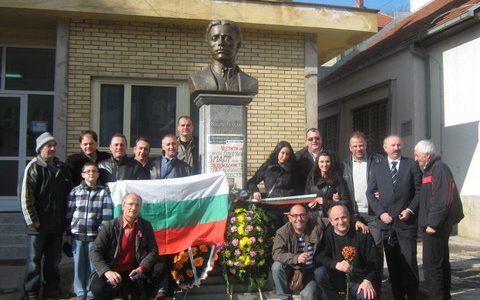 Поклонение пред паметника на Апостола в Босилеград